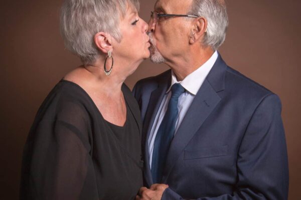 senior couple kissing
